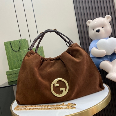 GUCCI古馳  Blondie系列大號托特包。源自品牌典藏設計的圓形互扣式雙G匠心演繹Gucci Blondie系列。這款Gucci Blondie系列托特包以棕色絨面材質匠心造就，採用提手和鏈條肩帶設計，並以金色調配件細節煥新詮釋品牌傳