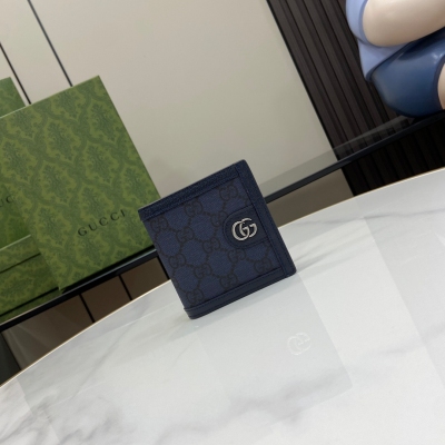 GUCCI古馳 Ophidia系列短夾，GG標識由在1930年代出現的Gucci鑽石菱格紋演化而來，並從此成為Gucci的傳統精髓。這款全新Ophidia系列卡包就在藍色和黑色材質上運用了這一頗具辨識度的圖案。雙G配件令整款造型更添魅力，藍