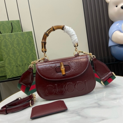 GUCCI古馳 新品 Bamboo 1947系列小號竹節手提包。Gucci Bamboo 1947系列手袋匠心融入竹節提手（手工製作）、鎖扣和鏡子（置於皮革鏡套中）等別具一格的設計，盡展品牌經典風格和精湛工藝。歡迎前往指定門店，或在客戶顧問