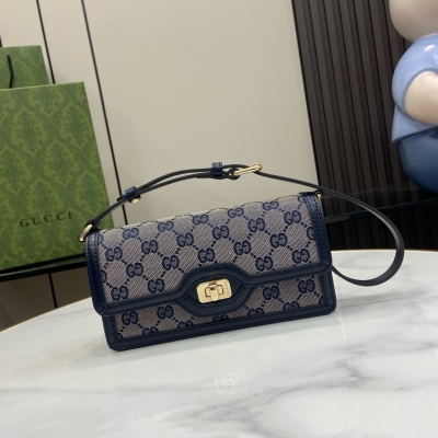 GUCCI古馳 新品 Luce系列迷你肩背包。Gucci Luce系列包袋散發著濃郁的俏皮感和趣味感，“Luce”在義大利語中意為“光明”。Original GG帆布為這款雅致迷你肩背包注入設計精髓。棕色皮革滾邊和淺金色調配件與米色和烏木色