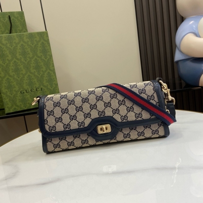 GUCCI古馳 新品 Luce系列小號肩背包，Gucci Luce系列包袋散發著濃郁的俏皮感和趣味感，“Luce”在義大利語中意為“光明”。經典GG帆布魅力演繹小號肩背包。藍色皮革滾邊和淺金色調配件令米色和烏木色圖案魅力更顯。可調節可拆卸紅