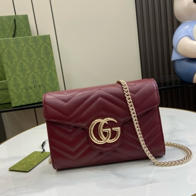 GUCCI古馳 GG Marmont系列絎縫迷你手袋。Gucci經典小件配飾繼續圍繞品牌不斷發展的美學理念為自身注入新的活力。作為2023春夏系列的一款力作，皮具系列以酒紅色匠心呈現，精緻淡雅的色調宣示著新一季的到來。在這款GG Marmo