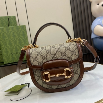 GUCCI古馳 新品 Horsebit 1955系列迷你手提包。Gucci Horsebit 1955系列煥新呈獻迷你肩背包款式，兼具出色百搭特性與實用功能。這款肩背包甄選經典米色和烏木色GG Supreme帆布打造，搭配棕色皮革細節，翻蓋