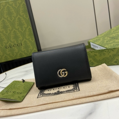 GUCCI古馳 GG Marmont系列卡片夾。品牌頗具代表性的圖案化身為富於變化而不失經典本色的符號元素，為新推系列增色添彩。在這款卡片夾上，雙色調標誌性雙G標識生動點綴于包身，與黑色和烏木色GG Supreme帆布和黑色皮革相映成趣。黑