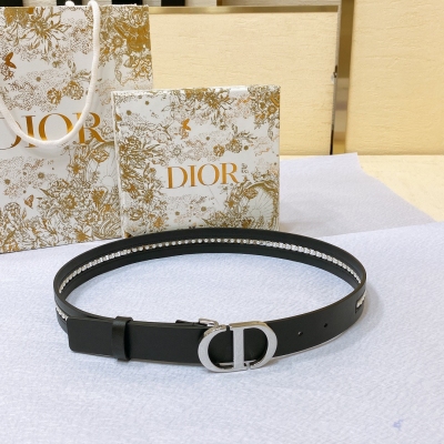 Dior迪奧 獨家新款 30 Montaigne CD 腰帶扣 內側飾以 Christian Dior Paris 標誌 淺金色飾面金屬細節，白色玻璃珠飾，小牛皮腰帶