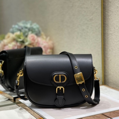 Dior迪奧 波比包中號 23cm 光面牛皮 Dior bobby 新款復古包 進口光面牛皮，硬挺的包身，五金做舊增加了復古感，不易磨損 款號:9319中號 尺寸:23×18×7