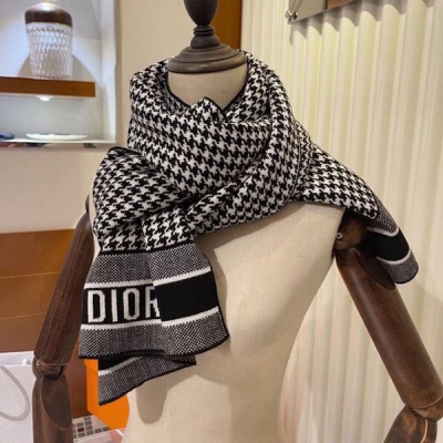 Dior迪奧 專櫃熱銷款！官方斷貨，實物真的很重工的新款圍巾！時髦又重工，再加上招牌的千鳥格元素和字母元素，高級優雅範！簡單的打底，配上手錶，耳釘，拎個拎包，簡直就美呆！羊絨圍巾屬於造型感很強的單品，會很容易打造出整體感！50x180cm