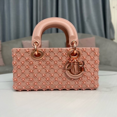 Dior迪奧 Lady D-Joy 22橫版刺繡半顆珍珠玫瑰金、內裡配羊筋，手袋凸顯 Lady Dior 系列的簡約美學，集中體現了 Dior 對典雅和美麗的深刻洞見。採用皮質精心製作，通體飾以同色調珠飾手工刺繡，突顯藤格紋圖案，彰顯 Di