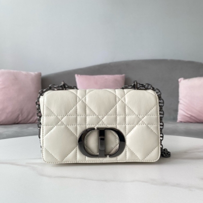 Dior迪奧 新品 小號 DIOR CARO 手袋 灰色牛皮革絎縫超大藤格紋 這款 Dior Caro 手袋結合典雅氣質與現代風範。採用灰色牛皮革精心製作，搭配原創的絎縫效果超大藤格紋緝麵線，別具一格。翻蓋飾以金屬覆層旋鈕式“CD”扣環，靈