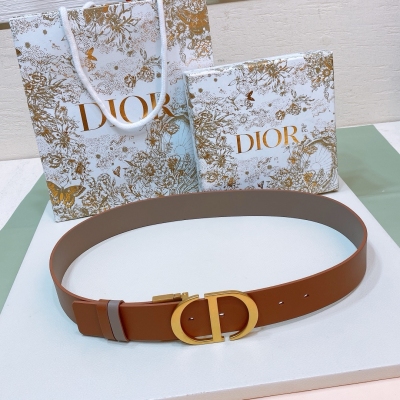 Dior迪奧 30 Montaigne CD腰帶 飾有 Christian Dior 標誌 富有光澤的金色飾面金屬細節 兩個可拆卸環 小牛皮腰帶 3.5cm