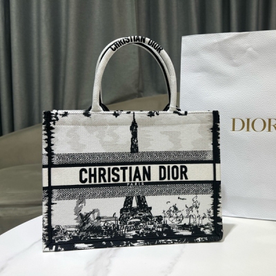 Dior迪奧 中號 Book Tote 手袋 巴黎鐵塔 白色和黑色 Paris 圖案刺繡 (36 x 27.5 x 16.5 cm) 這款 Dior Book Tote 手袋由 Dior 女裝創意總監瑪麗亞·嘉茜婭·蔻麗 (Maria Gr