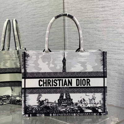 Dior迪奧 Tote最新巴黎鐵塔系列，愛意滿滿的，如夢如幻元素，獨特的圖元風，精緻又可愛的刺繡，讓整個包非常亮眼，超大容量的設計，凹造型神器，容量也是妥妥的，各種雜物往裡面丟就好了 size:36*18*28cm