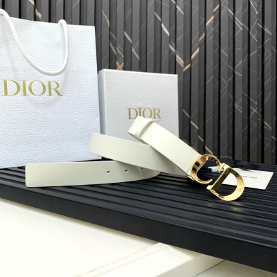 Dior迪奧 這款 C‘est Dior 腰帶是二零二四春夏成衣系列新品，時尚優雅。CD 腰帶扣 內側飾以 Christian Dior Paris 標誌 富有光澤的金色飾面金屬細節 牛皮革