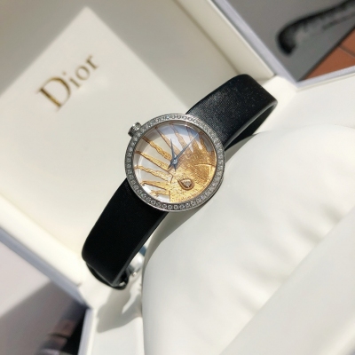 Dior迪奧 最新款 LA D DE DIOR 系列石英腕表，配送一條絹絲錶帶，秀氣表徑25mm，體現Dior迪奧珠寶精神，將專業珠寶工藝和大膽創意同瑞士製錶工藝相結合。表圈和表冠鑲嵌真鑽。拋光處理太子妃式指針，易拆式黑色絹緞錶帶，鑲真鑽精