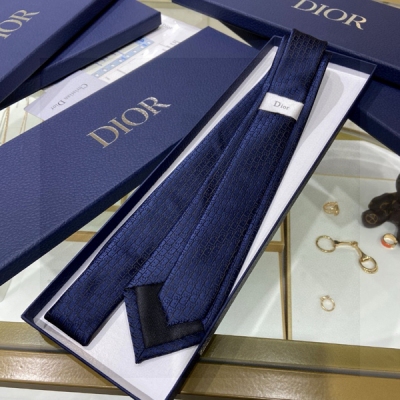 Dior迪奧 新款領帶 領帶系列 Dior男士 Do字母印花領帶，稀有展現精湛手工與時尚優雅的理想選擇，這款採用DIOR最經典極具標誌性LOGO提花製成的領帶，以同色調手法演繹的更顯雅致風範。讓男士可以充分展示自己個性。100%頂級手工定制