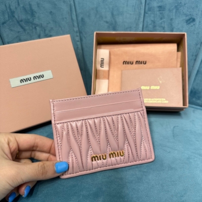 Miu Miu pocket wallet新款卡夾，型號：5MC076頂級進口小羊皮材質Matelasse花紋圖案，內裡miu標識燙字六個卡槽，Moire和皮革襯裡，尺寸：8X10.5，配原版包裝
