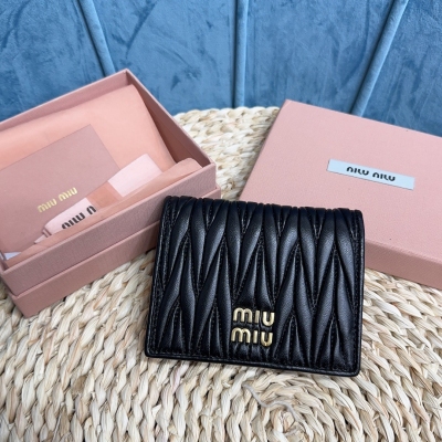 Miu Miu 新版本口袋小錢包pocket wallet專櫃新款小錢夾型號：5MV204裡外都是進口頂級羊皮內壓198A百元鈔銀行卡硬幣零錢通通可以收入其中尺寸：11.5X8 cm，配原版包裝