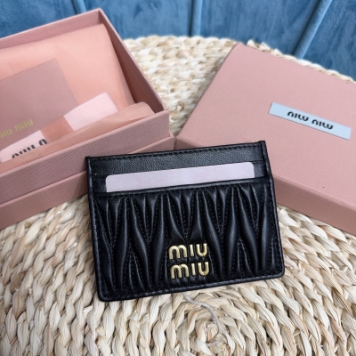 Miu Miu 專櫃最新版本pocket wallet新款卡夾，型號：5MC076頂級進口小羊皮材質Matelasse花紋圖案，內裡miu標識燙字245內碼，六個卡槽，Moire和皮革襯裡，尺寸：8X10.5，配原版包裝