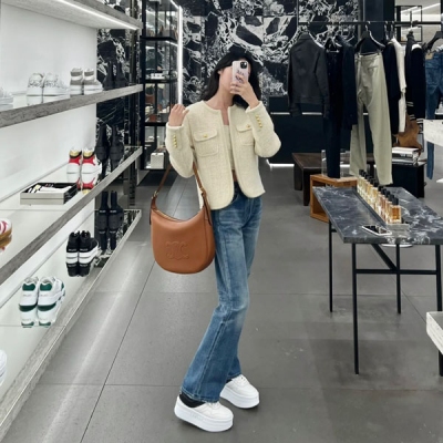 Celine 2023fw 奶白色系外套羊毛面料 手感柔軟 奶呼呼的色系仙氣感滿滿 顏色飽滿光亮 金屬扣搭配 更顯檔次 小圓領設計 美化脖頸線條感 凸顯臉小 SML