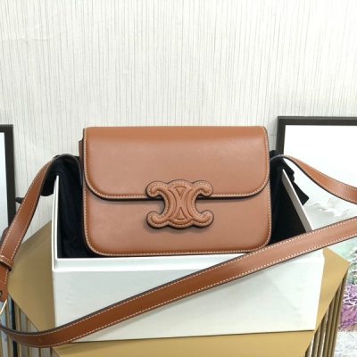 Celine 全新CUIR TRIOMPHE Box 凱旋門logo皮標 牛皮搭配內裡羊皮低調有高級感的復古、新版皮標LOGO相當精緻可肩背/斜挎/手拿、搭配可調節肩帶。尤其適合日常休閒風穿搭 size：22cm 棕色