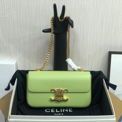 Celine 2024新品 小號亮澤牛皮革鏈條包 金屬鏈條腋下包也很絕 搭配標誌性復古凱旋門鎖扣 貴氣十足 精緻感滿分 又酷又颯 可甜可鹽 容量也不小 手機口紅氣墊鑰匙通通可以放 牛皮革搭配羊皮革襯裡，肩背，搭配TRIOMPHE 金色鏈條