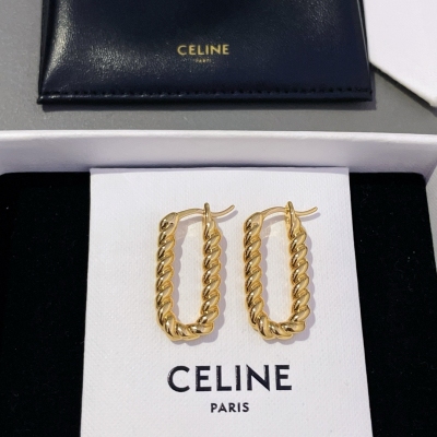 Celine 小號o麻花耳環 極簡設計！超級百搭！萬年不過時！絕對的經典！配包裝！時尚又簡約，又很有創意的設計，非常仙，非常柔美，落落大方！因為極其簡單的設計，越是要做好，才有那種復古港風味道出來，一股中古風Vintage范，極簡而不簡，個