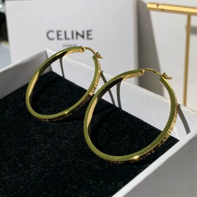 Celine 施令2024春夏最新款絕美系列！全網首發！現貨秒發！老規矩先到先得！絕美 濃金非常有vintage的味道！編號ll配包裝！經典cc元素設計，草書連筆字母logo跟帶有施華洛水晶的光面c碰撞設計，造型別具一格！超級有時尚感，立體