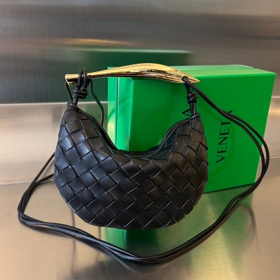 BV Bottega Veneta 春夏新款 迷你沙丁魚SARDINE 迷你版可愛精緻 凹造型更多搭配 金屬的把手和經典編織結合在一起 藝術感和優雅時髦完美融合 通過精美的工藝 鑄造全新的沙丁魚造型手柄，黃銅材質畫龍點睛，每一隻手柄都有著獨