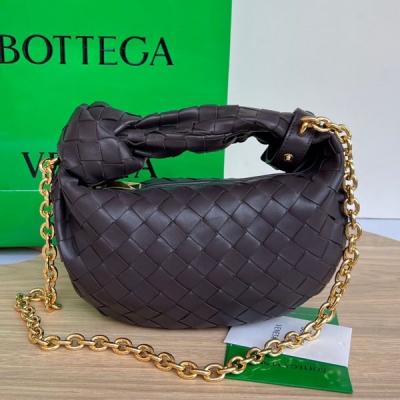 BV Bottega Veneta 早秋新款 JODIE 鏈條新版 709562 該牌子最熱門的 jodie 在原有手拎的基礎上增加了更女性優美的鏈條編織羊皮手感柔軟 飽滿圓潤的造型一直很受歡迎 新版最吸引的地方就是加入了可拆卸的金屬鏈條點