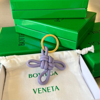 BV Bottega Veneta 2023新款鑰匙圈 中國結元素鑰匙扣 即可當鑰匙扣也可掛包包 夏天放包裡真的好用 羊皮繞繩中國結造型真的很特別呀 質感和美貌並存的小玩意兒，尺寸：11.5x6.5