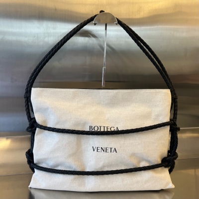 BV Bottega Veneta 限量款繩結帆布托特包 是一款走在時尚大道上的托特包 男女同款 手工編織黑帶繩結 圍繞包身到手柄 有品質又有工藝的獨特帆布包，寬敞內裡 實用性強 軟軟的手感挾帶一絲慵懶風的味道 整體簡約又韓系！ 尺寸：50