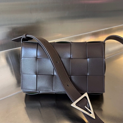 BV Bottega Veneta 新版CASSETTE 啞光三角扣 真的很驚豔喲，雙色都市牛皮（Urban leather）皮質硬挺，又時髦，獨一無二鸚鵡綠三角扣，包袋內襯採用翻毛皮工藝與外部形成風格反差，絕無撞包，經典編織，低調奢華，但