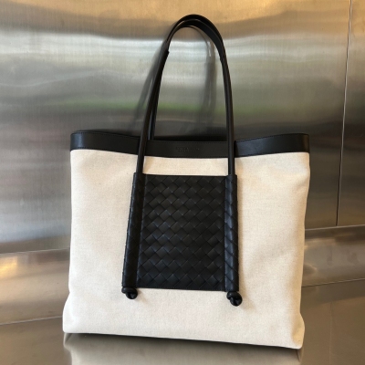 BV Bottega Veneta 早秋新品 Portello 大容量托特包755776 不分男女使用 明星同款熱門托特包，採用有紋理感的結子帆布 使得面料輕盈透氣柔軟，管狀皮革編織而成的腰帶為整體造型增加亮點！中間正方形黑色編織 構成恰到