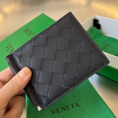 BV Bottega Veneta 新款美金夾 不僅僅只是放美金還可以放卡片 駕駛證/銀行卡/現金 輕鬆收納了日常所有安全感 編織牛皮製成 質感柔軟細膩 耐用耐磨 編織美金夾真是好看又實用 永遠的經典不過時，尺寸：11.5x9x0.5cm