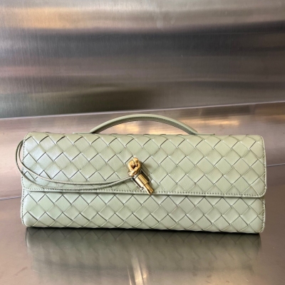 BV Bottega Veneta Clutch 長款手拿包 配有提手，手拿包的設計體現了精緻與高級的品味 採用精緻工藝intreccio編織羊皮革，即可手拿也可手提或夾腋下 金屬繩結點綴 散發出氣質與高貴，內裡配有拉鍊隔層，是你日常生活的