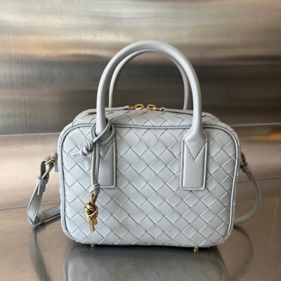 BV Bottega Veneta 2024早春新款Getaway可愛萌萌公事包 包身小巧精緻，背法百變，可lady.可甜妹 採用羊皮革編織工藝打造，配有可調節可拆卸肩帶，底部帶底釘不怕皮革磨傷，黃銅繩結吊飾，復古軟萌，包包自重很輕 容量還