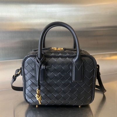 BV Bottega Veneta 2024早春新款Getaway可愛萌萌公事包 包身小巧精緻，背法百變，可lady.可甜妹 採用羊皮革編織工藝打造，配有可調節可拆卸肩帶，底部帶底釘不怕皮革磨傷，黃銅繩結吊飾，復古軟萌，包包自重很輕 容量還