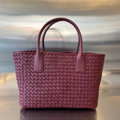 BV Bottega Veneta 新品Cabat 小號購物袋來啦！最為經典的包包 帶你回到了最初的模樣 傳統的編織帶原皮原味的包工匠製作 超柔軟有質感 沒有Logo 但卻一眼認出它 這就是Bv粉一直都沉澱不出來的原因 想要低調有質感 輕便