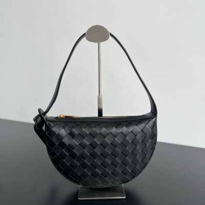 BV Bottega Veneta 2024新款Sunrise腋下包 半月形的腋下包是真的好浪漫呀，Bv元素集於一身，採用牛皮編織與Knot繩結 靈動優雅又俏可愛的Sunrise 可調節的寬邊肩帶 窄肩溜肩的姐妹也不用擔心會掉落啦 可背可拎