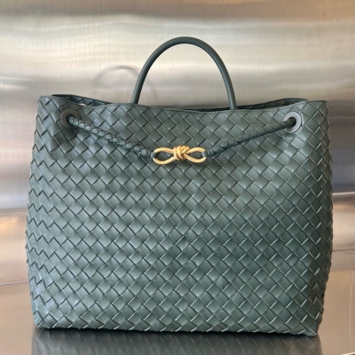 BV Bottega Veneta 2024春夏新款Andiamo手袋 眾多明星同款 經典的全身皮革編織搭配金色繩結扣 夠沉穩也夠瀟灑 整體皆由Nappa羊皮革製成 舒適柔軟且富有動感 可滑動的金屬繩結扣可以調整肩帶，單肩/手伶/斜挎 多種