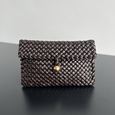 BV Bottega Veneta 新款信封手拿包 這款信封包真的很文藝復古 採用褶皺牛皮編織工藝 絲稠般的光澤和褶皺的效果，輕輕薄薄，攜帶舒適 金色圓扣開合更是一道亮點，代表著品味與時尚的獨特魅力 尺寸：20x15x5