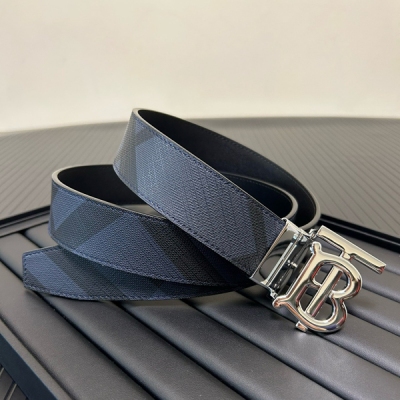 Burberry巴寶莉 專櫃同步上新精選品牌標誌性London格紋 搭配平滑皮革內襯設計 精緻優雅 簡單大方 寬度3.5cm