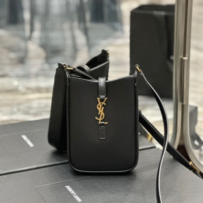 YSL聖羅蘭Yves Saint Laurent SLP LE 5A7系列新成員 手機包 強烈推薦這款迷你手機包 對於覽包無數的時髦精 安利這種設計精緻小巧 輕鬆凹造型極簡外形+金屬logo扣開合設計！實用又時髦 是日常搭配率蠻高的單品