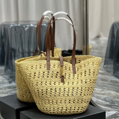 YSL聖羅蘭Yves Saint Laurent 草編包的快落 菜籃子鏤空草編tote bag 精緻的巴黎格調在這款黑色草編托特包中淋漓盡致。Logo直接使用L字母勾在包上皮環，增加細節感。滿滿的藝術氣息，拉菲草編織非常扎實，超有質感！