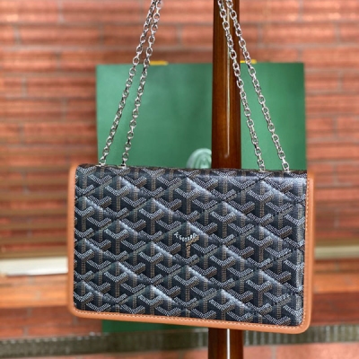 Goyard(戈雅) 新款Alexandre III包上新，此包是一款絎縫鏈條包增添了Goyard獨特的魅力。其別致而巧妙的金屬鏈帶可調節出兩種長度，即可變化為如今最流行的腋下包背法，亦或是單肩背法，都可以隨意自由轉換。內飾由天鵝絨皮革，觸