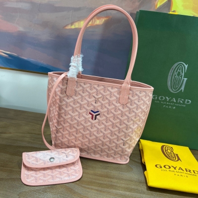 Goyard（戈雅）雙面迷你購物袋限量款櫻花粉，沒有任何女生可以拒絕粉色誘惑吧 更何況是限量版 粉色作為戈雅家季節限量限定色，幾年才出一次，而且數量極少，三文魚色的粉色真的太有質感了偏暖調的比冷調的粉色更耐看好搭配，超級仙女的一個顏色，不挑