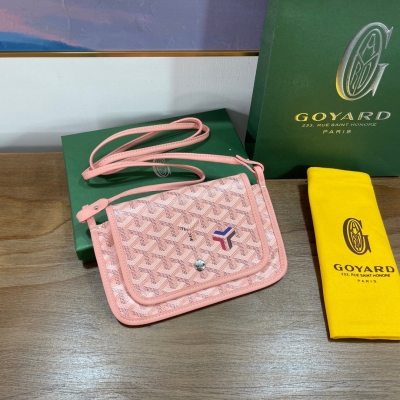 Goyard（戈雅）三層包限量款櫻花粉出貨啦，沒有任何女生可以拒絕粉色誘惑吧 更何況是限量版，別看它外觀乾癟 小小的其實超能裝的，一共3個小口袋＋背面還有個插袋＋其中2個口袋裡還各有一個卡槽 非常輕便的款式 隨身出街特別方便 碰見它果斷入手