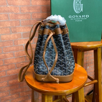 Goyard(戈雅）最新款petitflot水包桶來襲啦，專不櫃公開發售，現已北於京、上海、成都及香港賣專店獨家發售 上身基本不有會任何的負重感，自身非的常輕巧，肩帶調可節，即可肩單和斜跨，又手能提，雖小然巧可愛，但十能分裝，日常出門備裝手