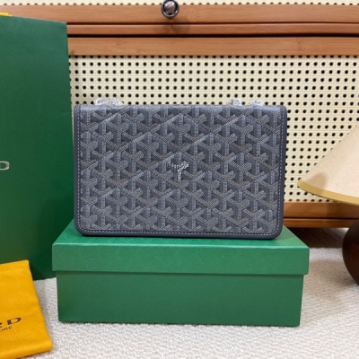 Goyard(戈雅)新款Alexandre III包上新，此包是一款絎縫鏈條包增添了Goyard獨特的魅力。其別致而巧妙的金屬鏈帶可調節出兩種長度，即可變化為如今最流行的腋下包背法，亦或是單肩背法，都可以隨意自由轉換。內飾由天鵝絨皮革，觸感