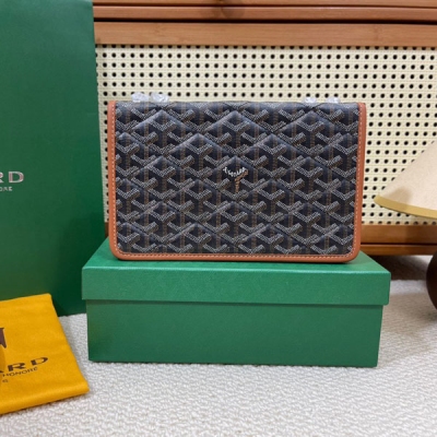 Goyard(戈雅)新款Alexandre III包上新，此包是一款絎縫鏈條包增添了Goyard獨特的魅力。其別致而巧妙的金屬鏈帶可調節出兩種長度，即可變化為如今最流行的腋下包背法，亦或是單肩背法，都可以隨意自由轉換。內飾由天鵝絨皮革，觸感